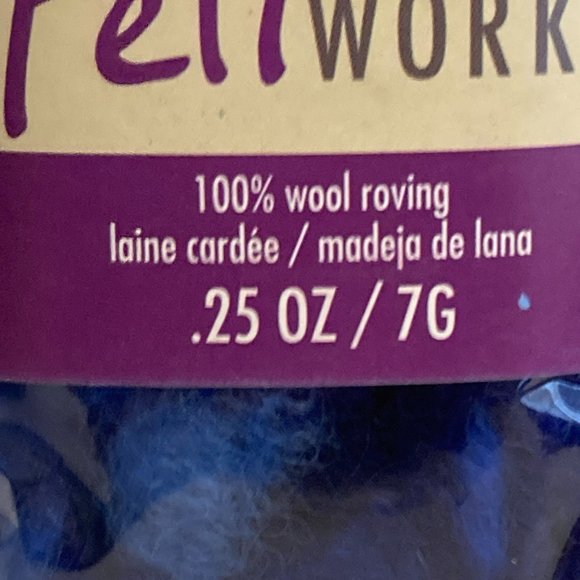 24 Dimensions FeltWorks 100% Wool Blue Curly Roving 0.25oz - Picture 8 of 16